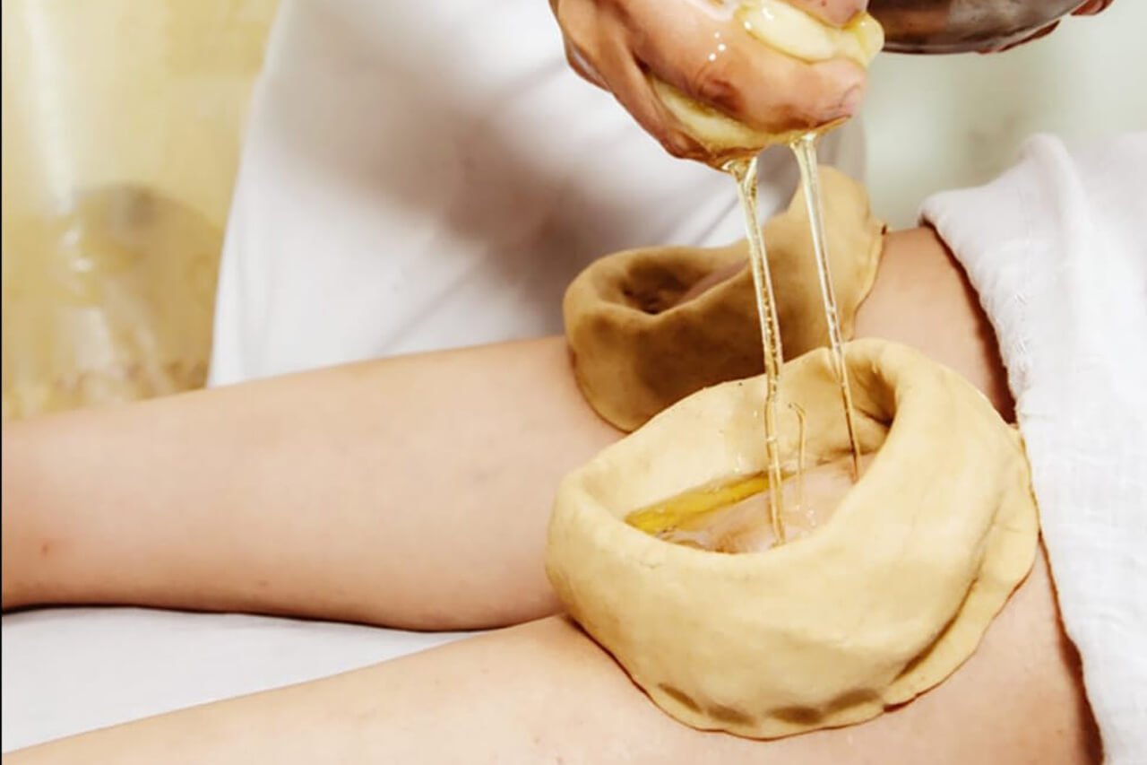 Ayurvedic Janu Vasti therapy procedure